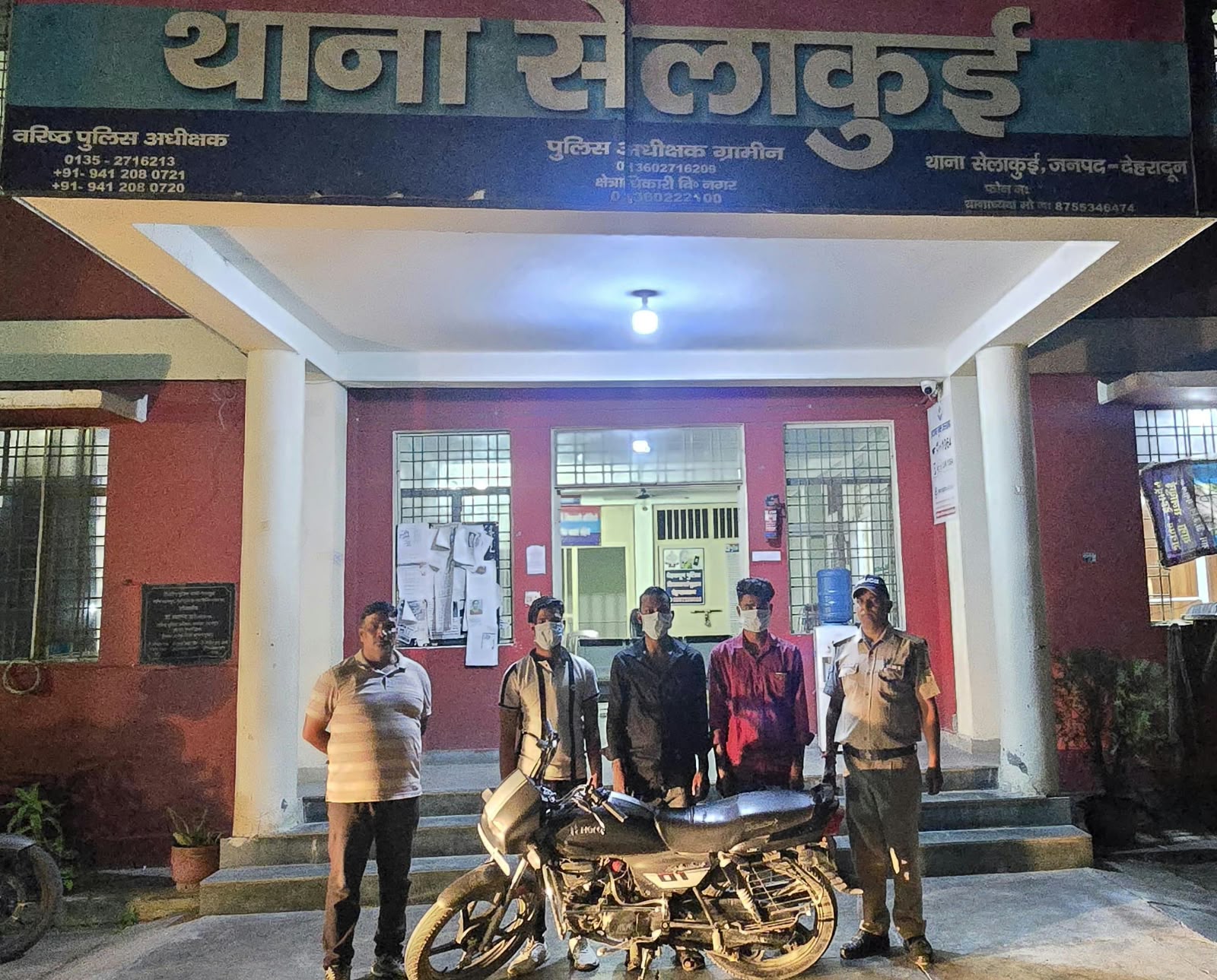 बाइक पर क्षमता से अधिक सवारी बैठाकर स्टंटबाजी करना पडा भारी, वायरल वीडियो का संज्ञान लेकर दून पुलिस ने उतारी खुमारी, बाइक सीज कर उल्लन्घन कर्ताओ के पुलिस एक्ट मे किये चालान