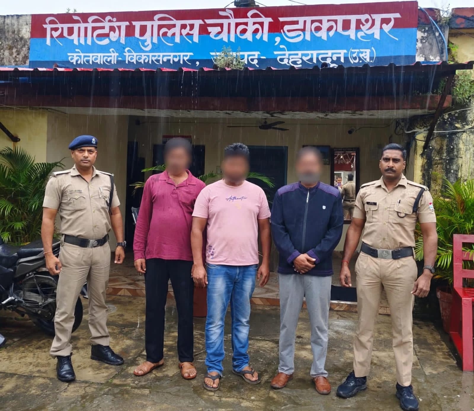 अवैध रुप से मांस विक्रय करने वाले 3 व्यक्तियों को पुलिस ने लिया हिरासत में, की गई वैधानिक कार्यवाही