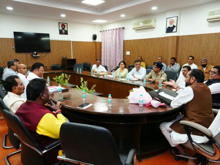 सफाई कर्मचारियों के अधिकारों एवं कल्याणकारी योजनाओं के प्रभावी क्रियान्वयन को लेकर आयोग के अध्यक्ष ने की समीक्षा बैठक, सफाई कर्मचारियों की सुरक्षा, सम्मान एवं कल्याण सर्वोच्च प्राथमिकता: भगवत प्रसाद मकवाना