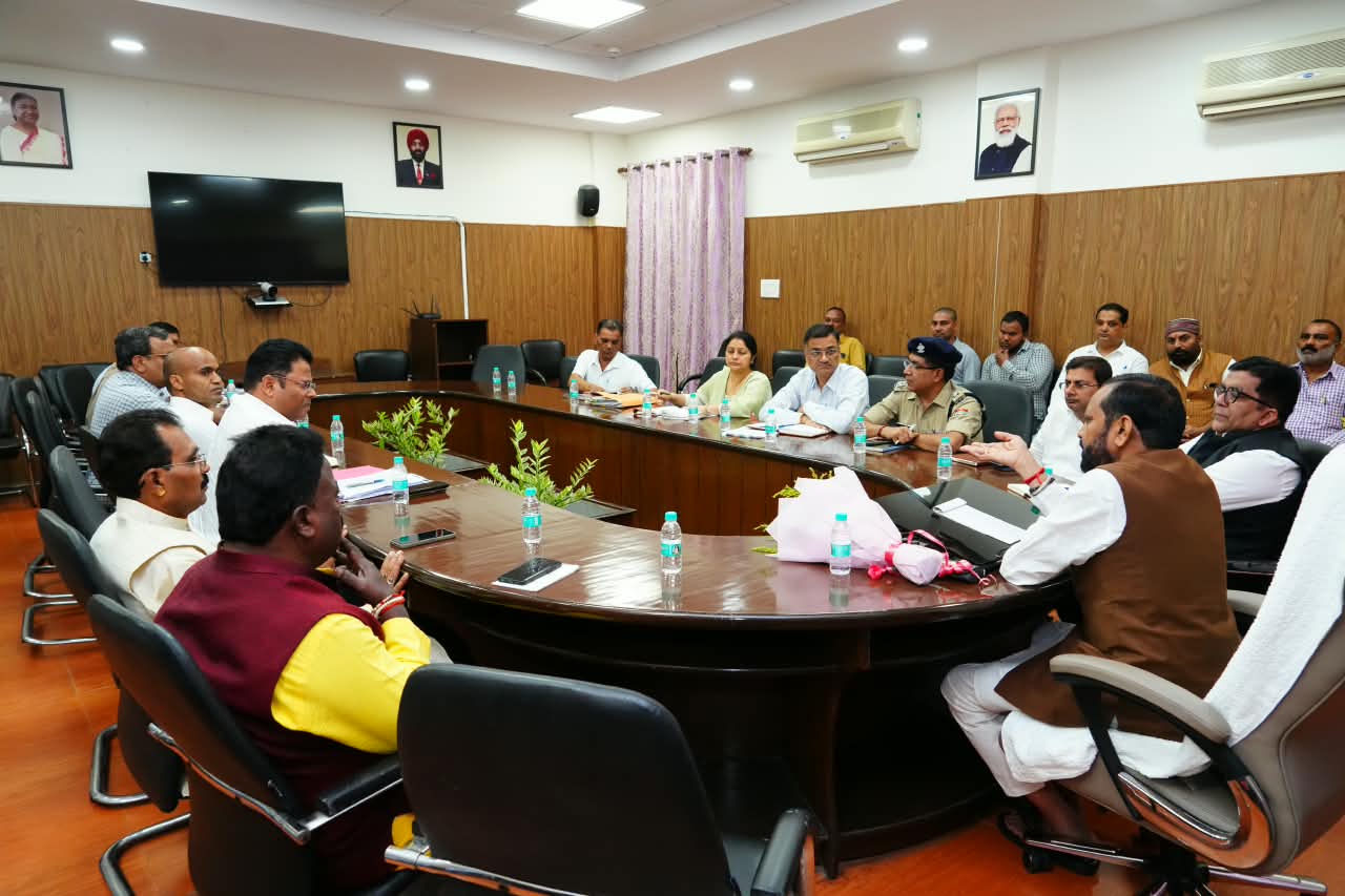 सफाई कर्मचारियों के अधिकारों एवं कल्याणकारी योजनाओं के प्रभावी क्रियान्वयन को लेकर आयोग के अध्यक्ष ने की समीक्षा बैठक, सफाई कर्मचारियों की सुरक्षा, सम्मान एवं कल्याण सर्वोच्च प्राथमिकता: भगवत प्रसाद मकवाना