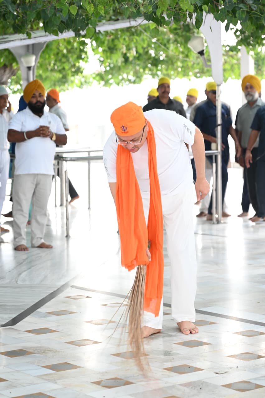 सेवा संकल्प अभियानश् के तहत नानकमत्ता पहुंचे मुख्यमंत्री धामी, स्वच्छता अभियान में किया श्रमदान