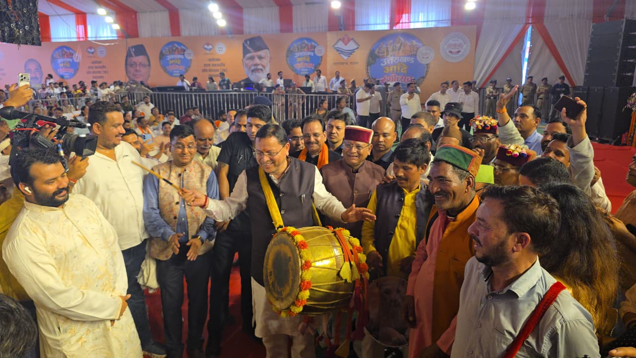 पारंपरिक रंग में रंगे मुख्यमंत्री धामी, कलाकारों के साथ थिरके और स्वयं बजाया ढोल, जनजातीय संस्कृति, परंपरा और गौरव का उत्सव बना उत्तराखंड आदि रंगोत्सव, खटीमा में बिखरे सांस्कृतिक विविधता के रंग