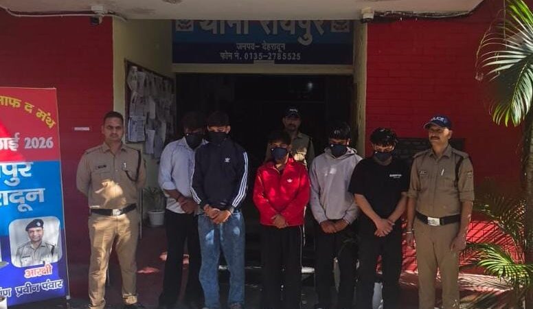 सार्वजनिक स्थान पर हुडदंग मचाने वालो की दून पुलिस ने उतारी खुमारी,  लडाई झगडा करने वाले 5 व्यक्तियो को पुलिस ने किया गिरफ्तार