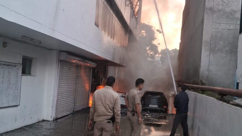 सुभाषनगर स्थित बी0एम0 हुंडई शो रूम में लगी आग, पुलिस तथा फायर कर्मियों ने कडी मशक्कत के बाद आग पर पाया काबू