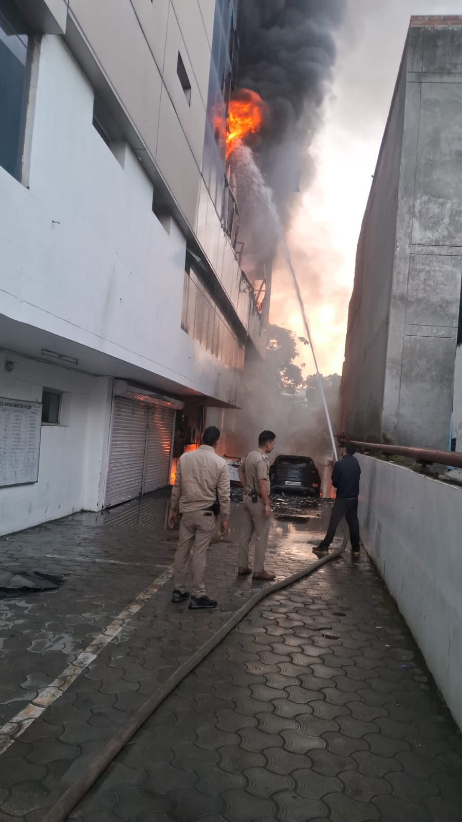 सुभाषनगर स्थित बी0एम0 हुंडई शो रूम में लगी आग, पुलिस तथा फायर कर्मियों ने कडी मशक्कत के बाद आग पर पाया काबू