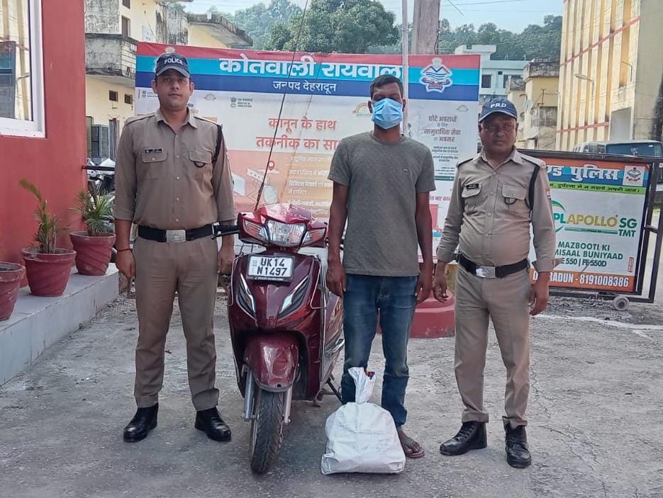 शराब तस्करों पर दून पुलिस का प्रहार, अलग-अलग थाना क्षेत्रों से शराब तस्करी में लिप्त 3 अभियुक्तों को पुलिस ने किया गिरफ्तार