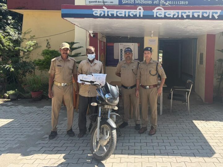 विकासनगर क्षेत्र में स्कूल परिसर में स्थित घर मे हुई चोरी की घटना का दून पुलिस द्वारा किया खुलासा, घटना में शामिल गिरोह के 1 अभियुक्त को पुलिस ने किया गिरफ्तार