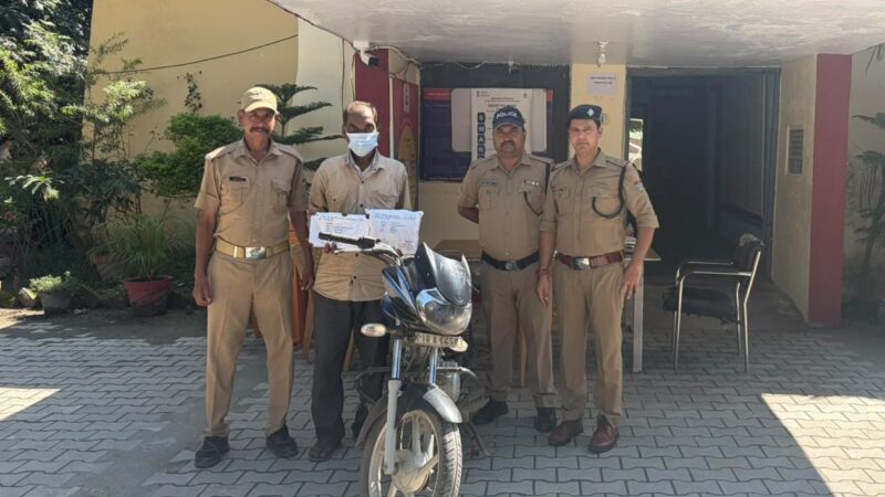विकासनगर क्षेत्र में स्कूल परिसर में स्थित घर मे हुई चोरी की घटना का दून पुलिस द्वारा किया खुलासा, घटना में शामिल गिरोह के 1 अभियुक्त को पुलिस ने किया गिरफ्तार