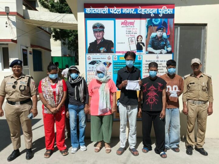 दून पुलिस की बड़ी कार्यवाही, किराये के कमरे में चल रहे जिस्मफरोशी के धंधे का किया पर्दाफाश, अनैतिक देह व्यापार के धंधे में लिप्त गिरोह के सरगना सहित 6 अभियुक्त गिरफ्तार, दिल्ली से गुमराह कर लाई गई एक नाबालिक युवती को किया रेस्क्यू
