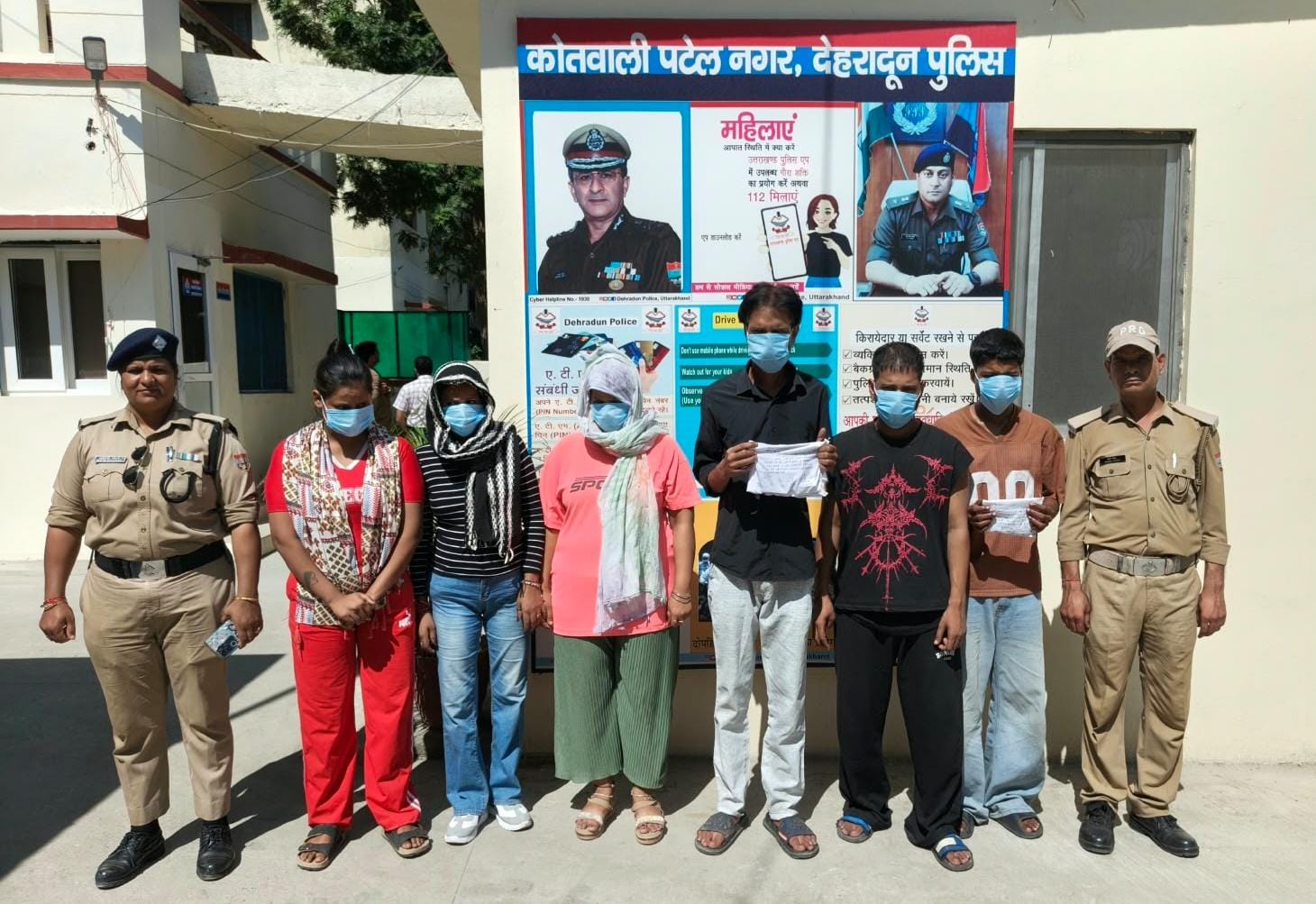 दून पुलिस की बड़ी कार्यवाही, किराये के कमरे में चल रहे जिस्मफरोशी के धंधे का किया पर्दाफाश, अनैतिक देह व्यापार के धंधे में लिप्त गिरोह के सरगना सहित 6 अभियुक्त गिरफ्तार, दिल्ली से गुमराह कर लाई गई एक नाबालिक युवती को किया रेस्क्यू