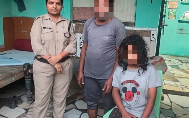 दून पुलिस फिर बनी मददगार, मानसिक रूप से विक्षिप्त युवती के परिजनों की जानकारी कर युवती को सकुशल परिजनों के किया सुपुर्द