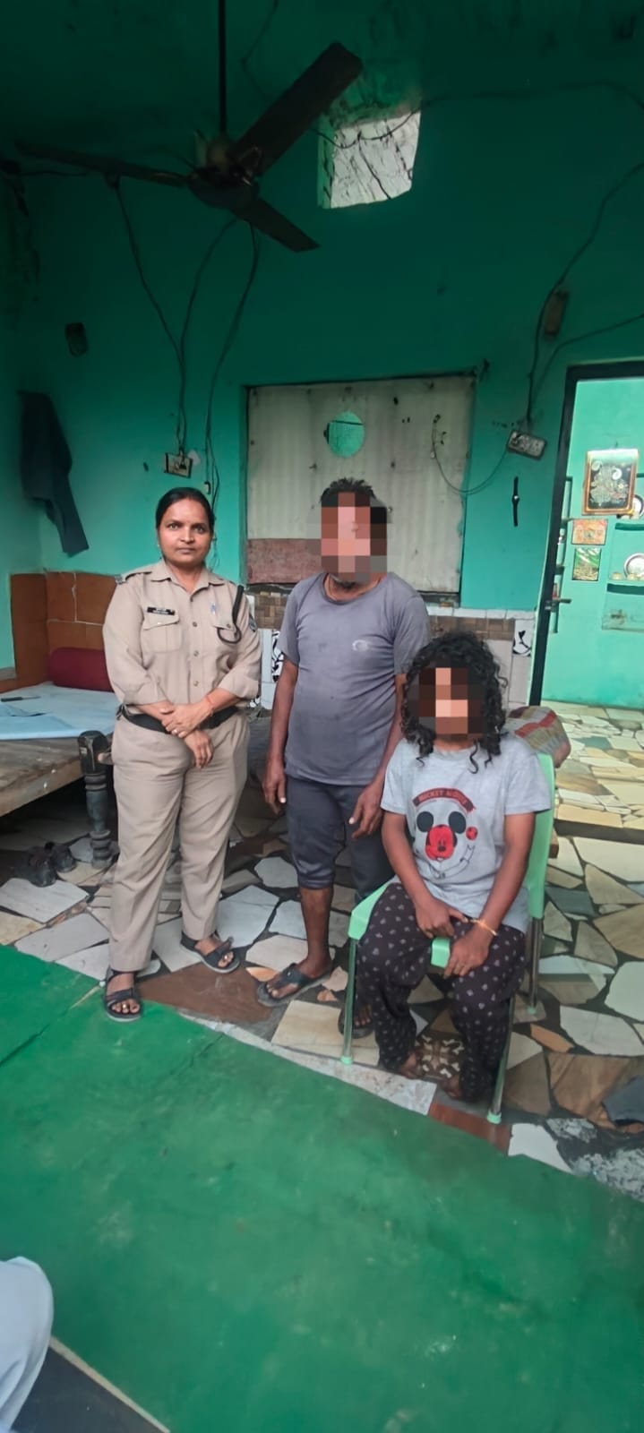दून पुलिस फिर बनी मददगार, मानसिक रूप से विक्षिप्त युवती के परिजनों की जानकारी कर युवती को सकुशल परिजनों के किया सुपुर्द