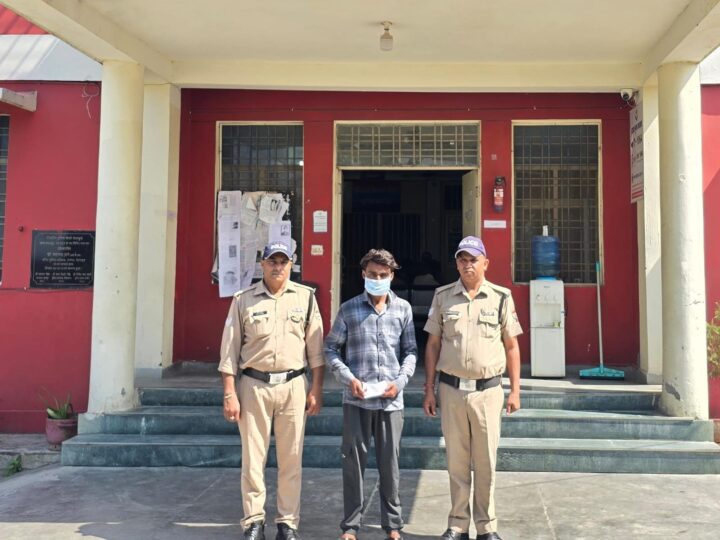 मादक पदार्थो की तस्करी में लिप्त 1अभियुक्त को पुलिस ने किया गिरफ्तार,  अभियुक्त के कब्जे से साढे 6 लाख रू0 अनुमानित मूल्य की 22.81 ग्राम अवैध स्मैक हुई बरामद