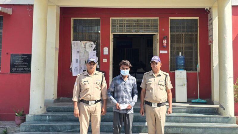 मादक पदार्थो की तस्करी में लिप्त 1अभियुक्त को पुलिस ने किया गिरफ्तार,  अभियुक्त के कब्जे से साढे 6 लाख रू0 अनुमानित मूल्य की 22.81 ग्राम अवैध स्मैक हुई बरामद
