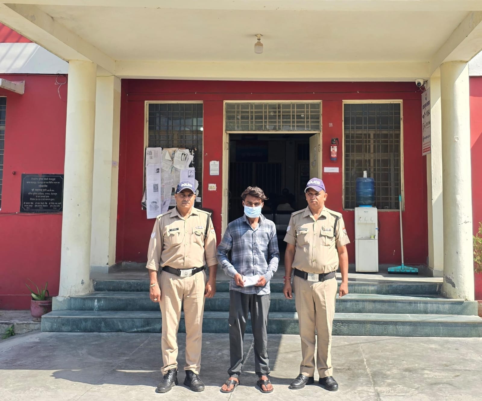 मादक पदार्थो की तस्करी में लिप्त 1अभियुक्त को पुलिस ने किया गिरफ्तार,  अभियुक्त के कब्जे से साढे 6 लाख रू0 अनुमानित मूल्य की 22.81 ग्राम अवैध स्मैक हुई बरामद