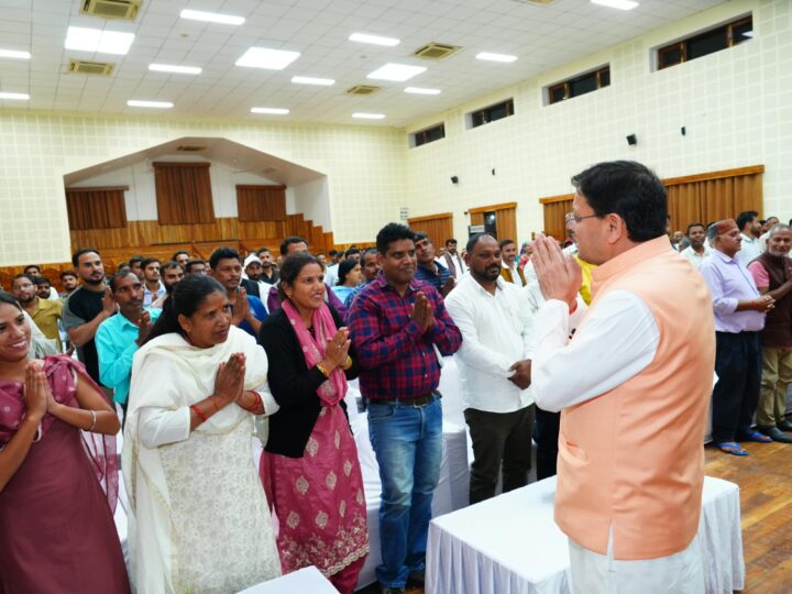 सीएम धामी ने मुख्य सेवक सदन में अनुसूचित जाति एवं अनुसूचित जनजाति समुदाय के लोगों से किया संवाद, दूरस्थ क्षेत्रों से आए लोगों से संवाद कर मुख्यमंत्री ने सुनी समस्याएं, समाधान के लिए अधिकारियों को दिए निर्देश