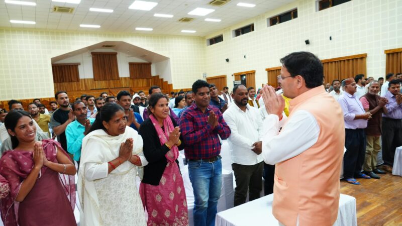 सीएम धामी ने मुख्य सेवक सदन में अनुसूचित जाति एवं अनुसूचित जनजाति समुदाय के लोगों से किया संवाद, दूरस्थ क्षेत्रों से आए लोगों से संवाद कर मुख्यमंत्री ने सुनी समस्याएं, समाधान के लिए अधिकारियों को दिए निर्देश