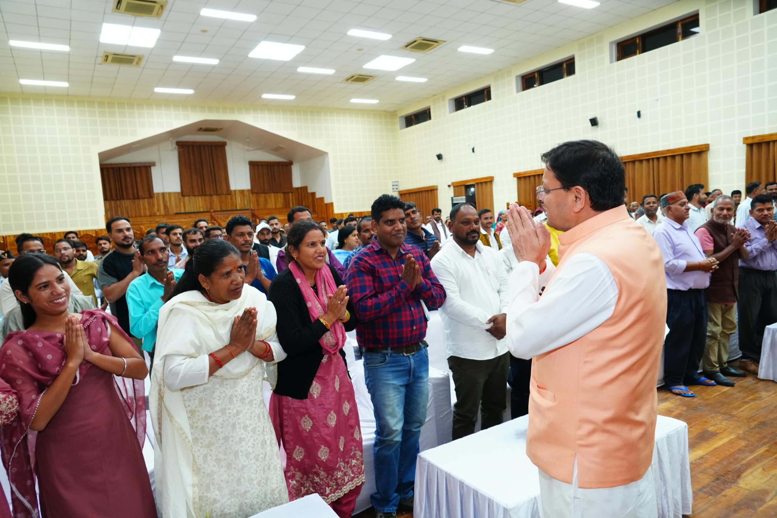 सीएम धामी ने मुख्य सेवक सदन में अनुसूचित जाति एवं अनुसूचित जनजाति समुदाय के लोगों से किया संवाद, दूरस्थ क्षेत्रों से आए लोगों से संवाद कर मुख्यमंत्री ने सुनी समस्याएं, समाधान के लिए अधिकारियों को दिए निर्देश