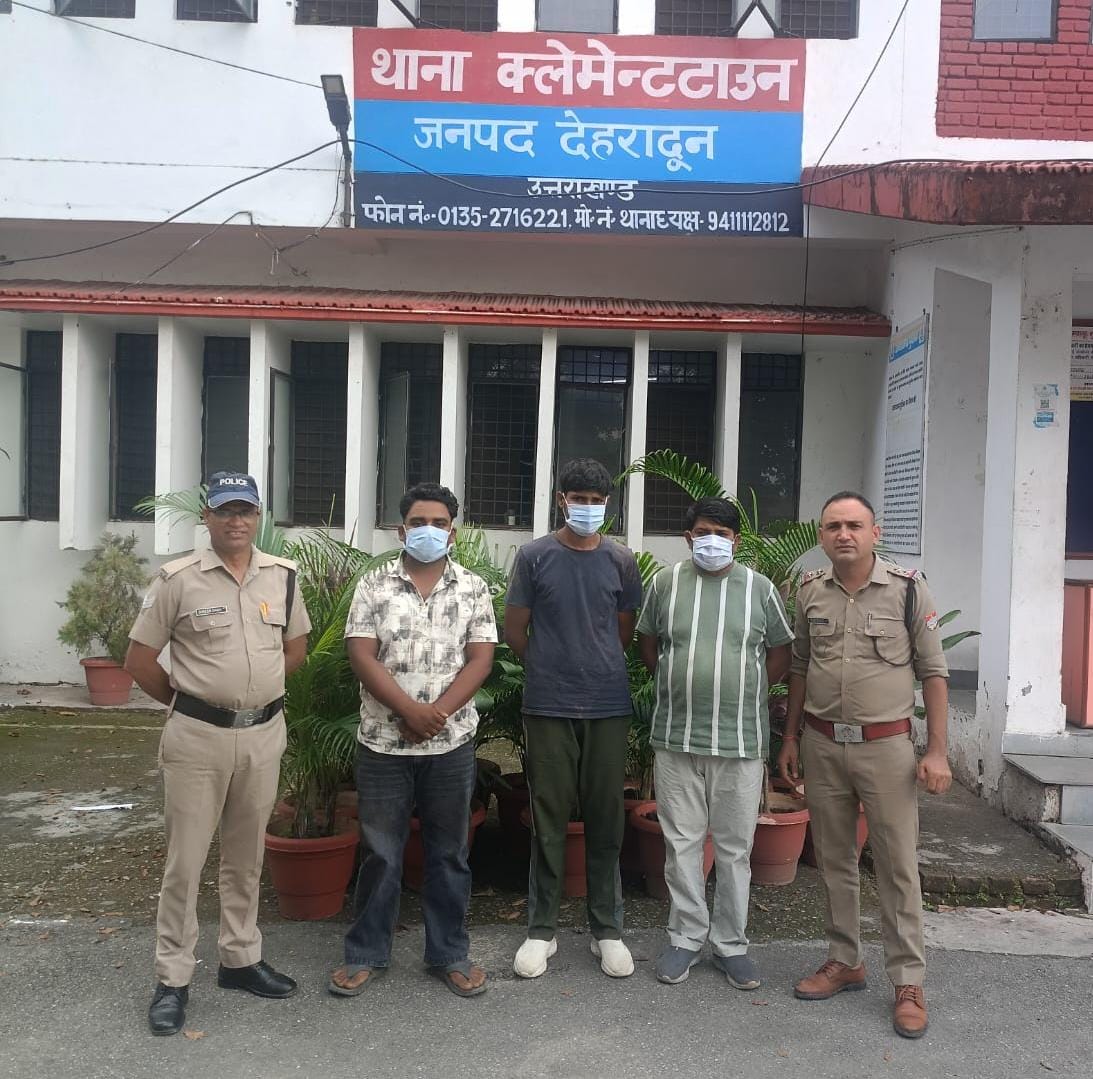 सार्वजनिक मार्ग पर झगड़ा व हुडदंग करने वाले 3 व्यक्तियों को पुलिस ने लिया हिरासत में