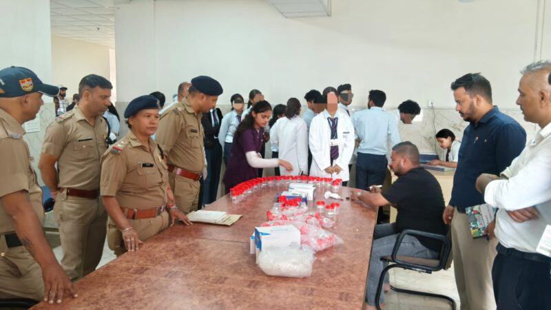 प्रेमनगर स्थित निजी शिक्षण संस्थान में बिना पूर्व सूचना के औचक निरीक्षण हेतु पहुँची पुलिस व डाक्टरों की संयुक्त टीम, रेन्डमली 115 छात्र/छात्राओं का ड्रग्स किट से किया गया मेडिकल टेस्ट