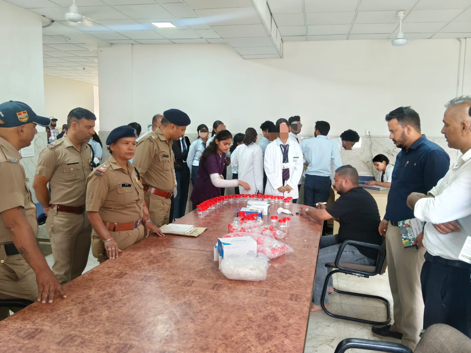प्रेमनगर स्थित निजी शिक्षण संस्थान में बिना पूर्व सूचना के औचक निरीक्षण हेतु पहुँची पुलिस व डाक्टरों की संयुक्त टीम, रेन्डमली 115 छात्र/छात्राओं का ड्रग्स किट से किया गया मेडिकल टेस्ट