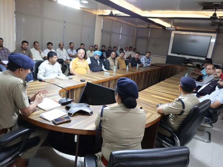 आगामी त्यौहारी सीजन के दृष्टिगत दून पुलिस ने कसी कमर, एसएसपी देहरादून के निर्देशों पर एसपी सिटी द्वारा ज्वैलर्स एसोसिएशन के पदाधिकारियों के साथ की बैठक