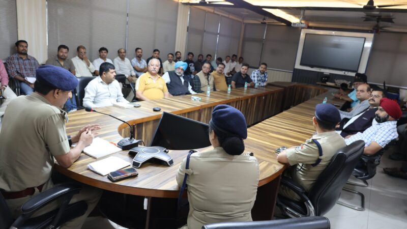 आगामी त्यौहारी सीजन के दृष्टिगत दून पुलिस ने कसी कमर, एसएसपी देहरादून के निर्देशों पर एसपी सिटी द्वारा ज्वैलर्स एसोसिएशन के पदाधिकारियों के साथ की बैठक