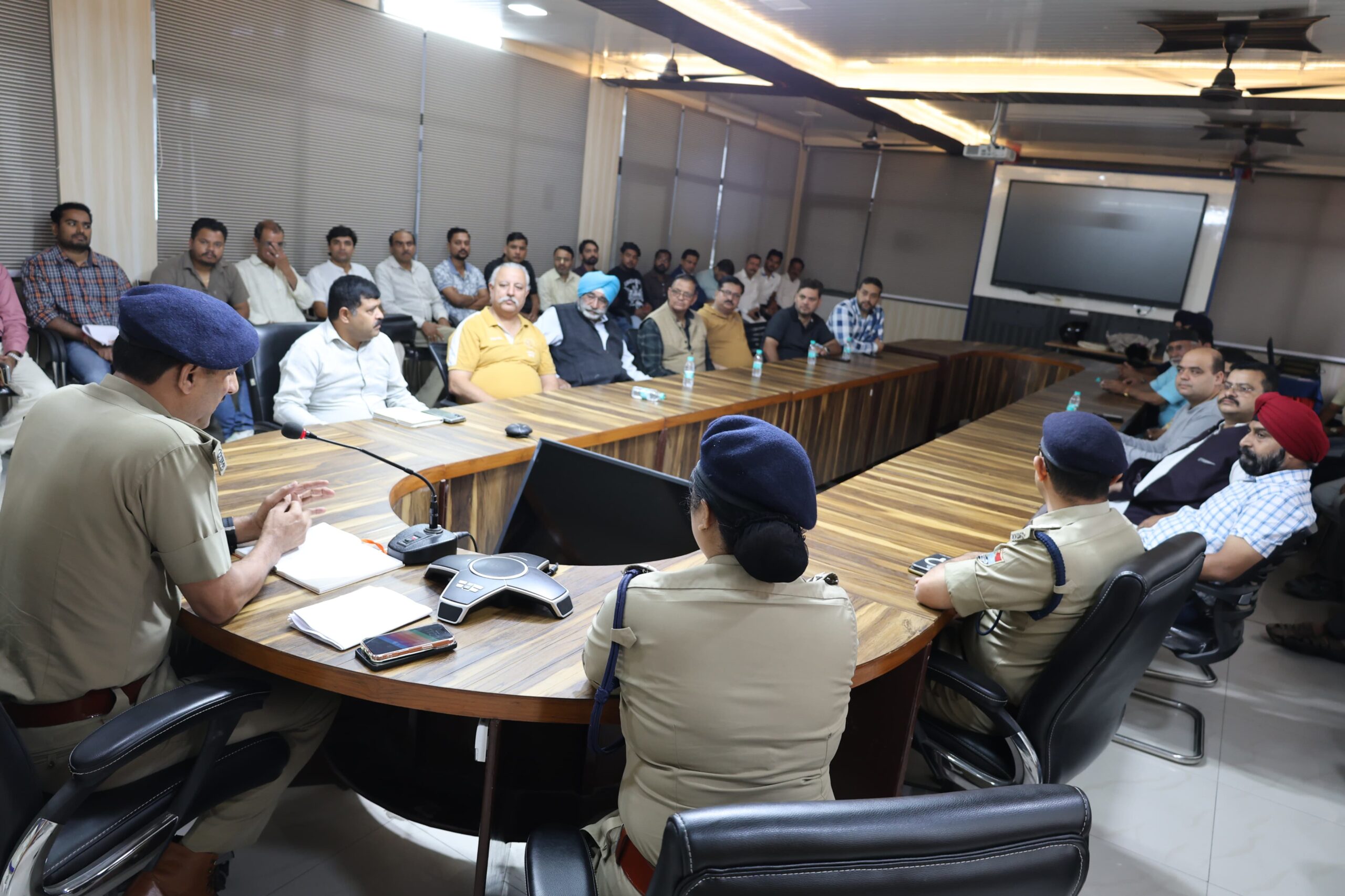 आगामी त्यौहारी सीजन के दृष्टिगत दून पुलिस ने कसी कमर, एसएसपी देहरादून के निर्देशों पर एसपी सिटी द्वारा ज्वैलर्स एसोसिएशन के पदाधिकारियों के साथ की बैठक