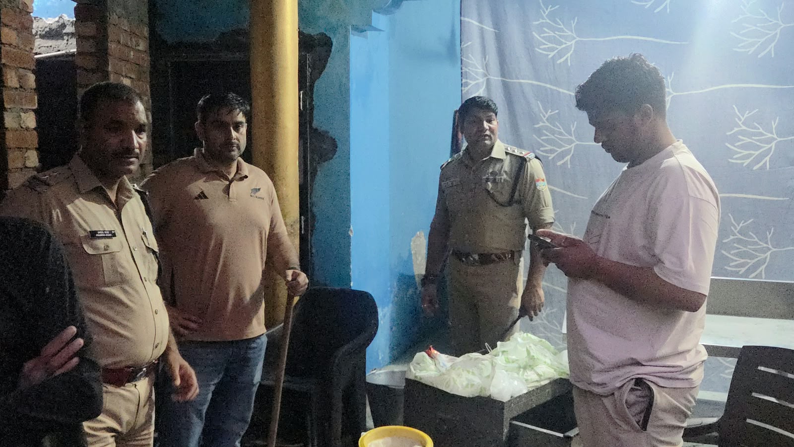 संदिग्धों की तलाश हेतु फिर चला दून पुलिस का सत्यापन अभियान, पुलिस की अलग- अलग टीमों द्वारा मलिन बस्तियों के साथ साथ पॉश कॉलोनियों में रहने वाले बाहरी व्यक्तियों की करी चेकिंग,