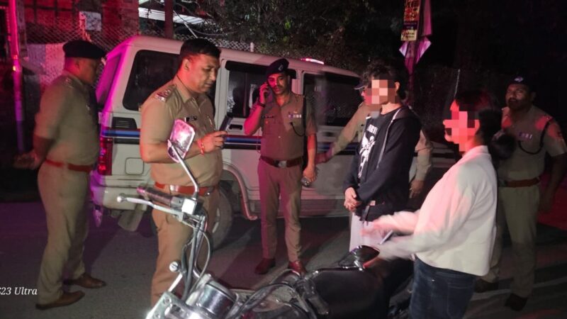 पुलिस की अलग अलग टीमो द्वारा संबंधित क्षेत्राधिकारियों के नेतृत्व में देर रात्रि चलाया सघन चेकिंग अभियान, *होटल/बार/पब आदि स्थानों पर औचक छापेमारी की कार्यवाही,  शराब पीकर वाहन चलाने वाले 27 व्यक्तियों को पुलिस ने किया गिरफ्तार, *देर रात्रि में अनावश्यक रूप से घूम रहे 61 व्यक्तियों/युवको को पूछताछ हेतु लाया गया थाने