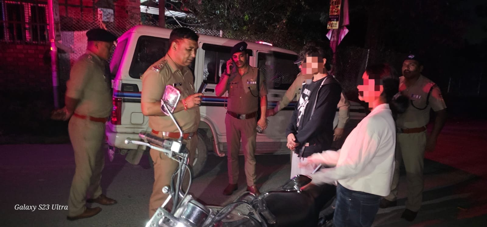 पुलिस की अलग अलग टीमो द्वारा संबंधित क्षेत्राधिकारियों के नेतृत्व में देर रात्रि चलाया सघन चेकिंग अभियान, *होटल/बार/पब आदि स्थानों पर औचक छापेमारी की कार्यवाही,  शराब पीकर वाहन चलाने वाले 27 व्यक्तियों को पुलिस ने किया गिरफ्तार, *देर रात्रि में अनावश्यक रूप से घूम रहे 61 व्यक्तियों/युवको को पूछताछ हेतु लाया गया थाने