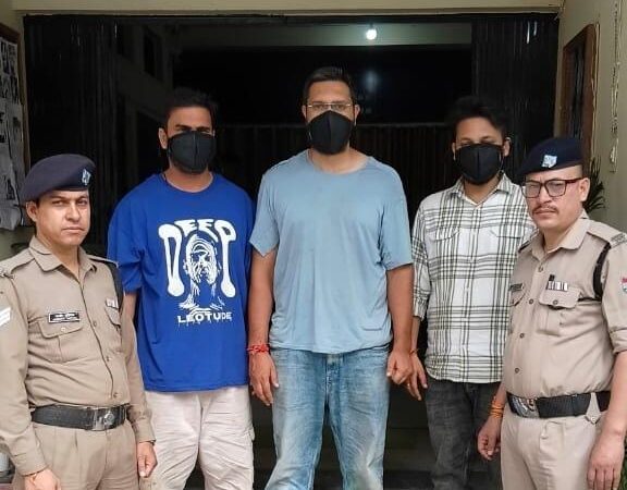 सार्वजनिक स्थान पर शराब पीकर हुड़दंग करने वालो की दून पुलिस ने उतारी खुमारी, *आपस मे मारपीट कर शांति व्यवस्था भंग करने वाले 3 व्यक्तियों को पुलिस ने किया गिरफ्तार