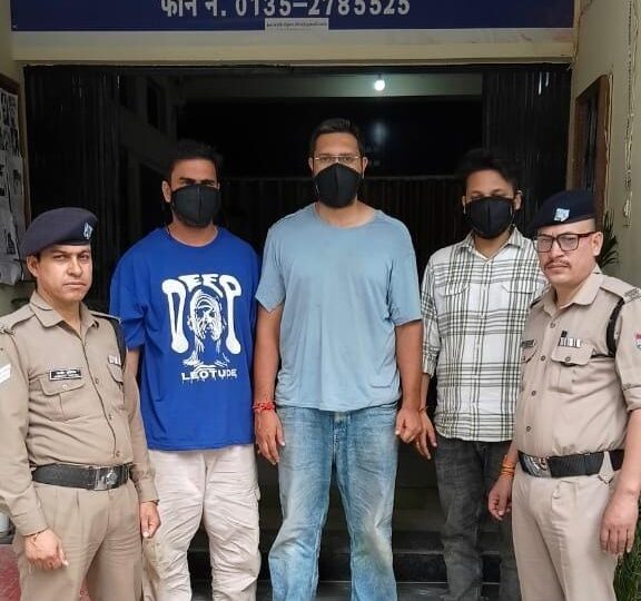 सार्वजनिक स्थान पर शराब पीकर हुड़दंग करने वालो की दून पुलिस ने उतारी खुमारी, *आपस मे मारपीट कर शांति व्यवस्था भंग करने वाले 3 व्यक्तियों को पुलिस ने किया गिरफ्तार