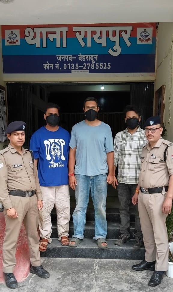 सार्वजनिक स्थान पर शराब पीकर हुड़दंग करने वालो की दून पुलिस ने उतारी खुमारी, *आपस मे मारपीट कर शांति व्यवस्था भंग करने वाले 3 व्यक्तियों को पुलिस ने किया गिरफ्तार