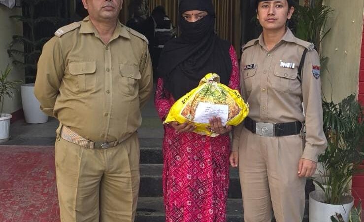 नशा तस्करों की धरपकड हेतु रायपुर पुलिस ने सपेरा बस्ती में की औचक छापेमारी की कार्यवाही, अवैध गांजे के साथ एक महिला तस्कर को किया गिरफ्तार