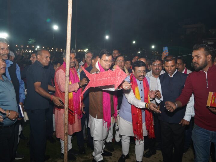 मुख्यमंत्री धामी ने हिंदू नेशनल कॉलेज में किया रावण दहन, प्रदेशवासियों को दी विजयादशमी की शुभकामनाएं