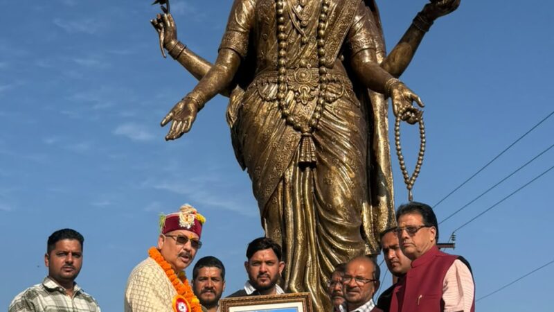 सिमोग में दशहरा पर्व समारोह में शामिल हुए संस्कृति मंत्री महाराज, *शिलगुर विजट महाराज के दर्शन कर पूजा अर्चना की