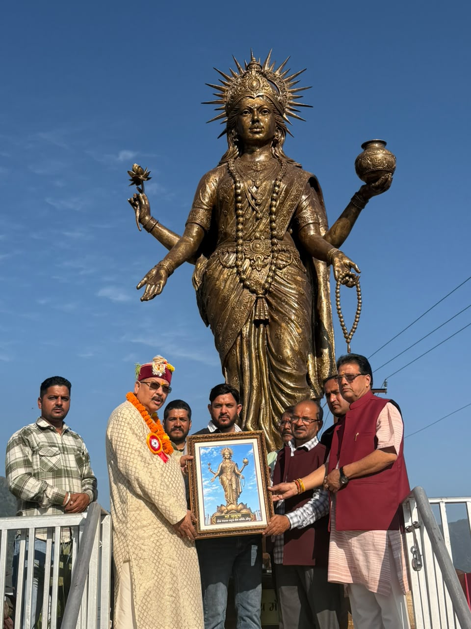 सिमोग में दशहरा पर्व समारोह में शामिल हुए संस्कृति मंत्री महाराज, *शिलगुर विजट महाराज के दर्शन कर पूजा अर्चना की