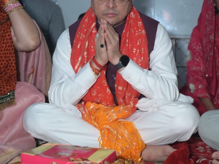 मुख्यमंत्री पुष्कर सिंह धामी ने पैतृक गांव हड़खोला स्थित श्री हरि चंद देवता मंदिर में की पूजा-अर्चना