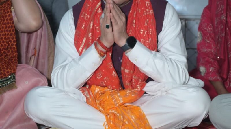 मुख्यमंत्री पुष्कर सिंह धामी ने पैतृक गांव हड़खोला स्थित श्री हरि चंद देवता मंदिर में की पूजा-अर्चना