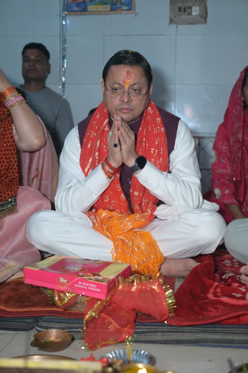 मुख्यमंत्री पुष्कर सिंह धामी ने पैतृक गांव हड़खोला स्थित श्री हरि चंद देवता मंदिर में की पूजा-अर्चना