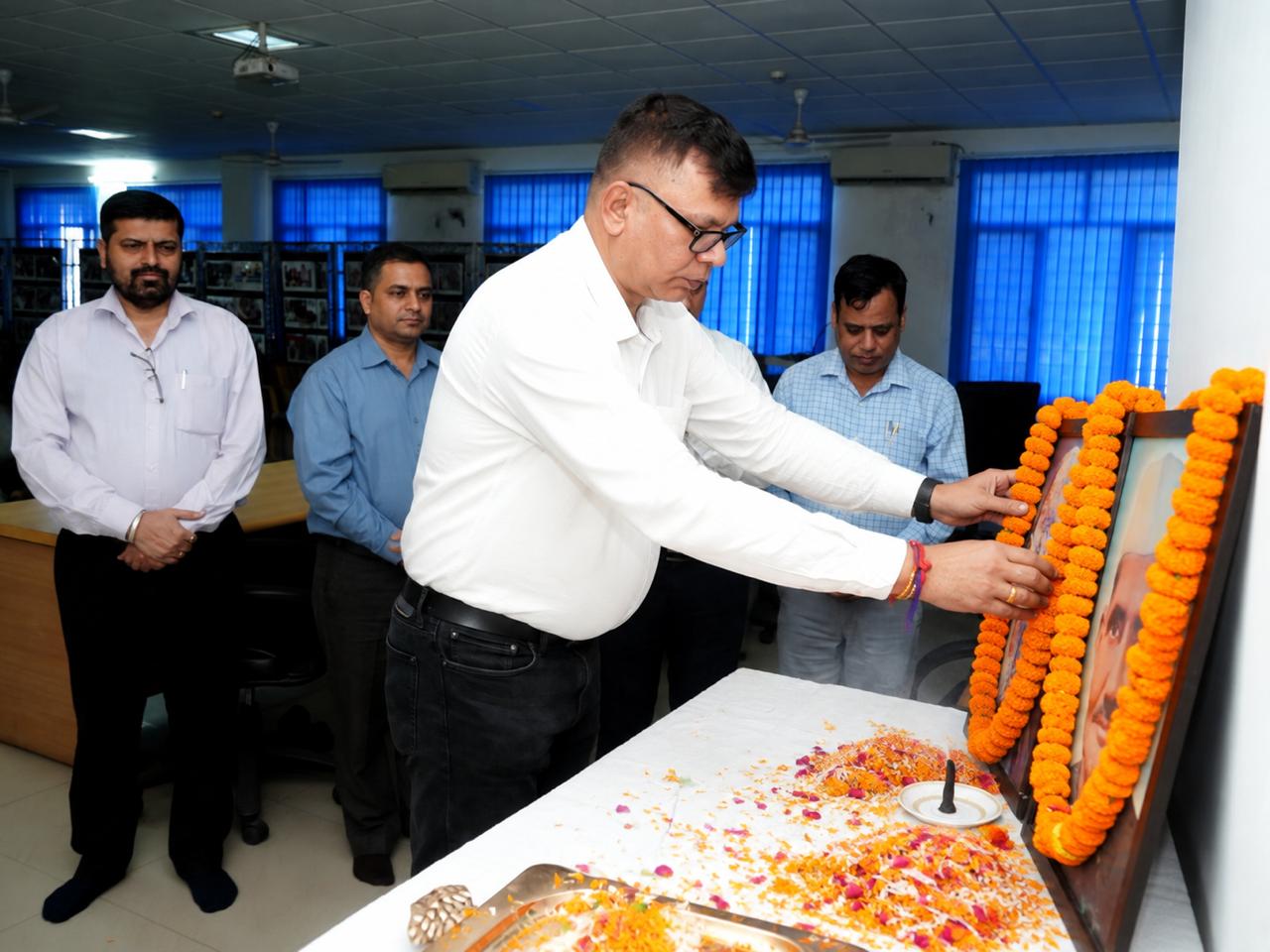 राष्ट्रपिता महात्मा गांधी एवं पूर्व प्रधानमंत्री लाल बहादुर शास्त्री की जयंती के अवसर पर सूचना एवं लोकसंपर्क विभाग में दोनों महापुरुषों को श्रद्धापूर्वक नमन किया