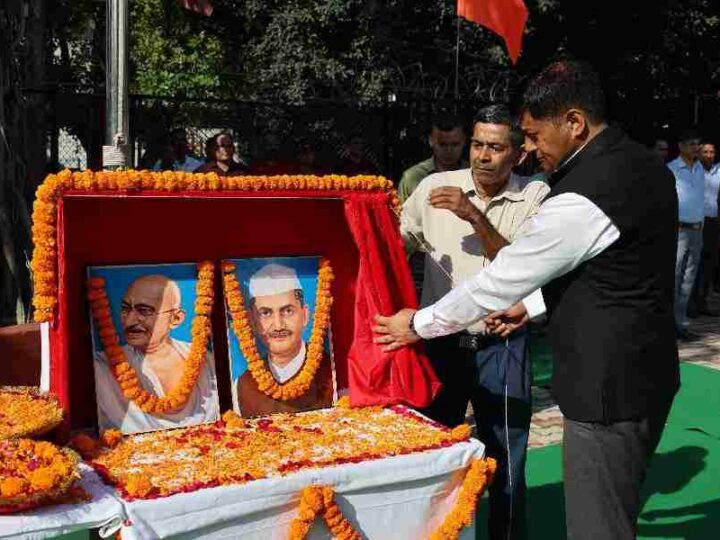 राष्ट्रपिता महात्मा गाँधी तथा पूर्व प्रधानमंत्री लाल बहादुर शास्त्री की जयंती के अवसर पर एसएसपी देहरादून ने उनके चित्रों पर माल्यार्पण कर दी श्रद्धांजलि