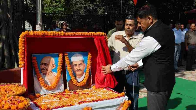 राष्ट्रपिता महात्मा गाँधी तथा पूर्व प्रधानमंत्री लाल बहादुर शास्त्री की जयंती के अवसर पर एसएसपी देहरादून ने उनके चित्रों पर माल्यार्पण कर दी श्रद्धांजलि