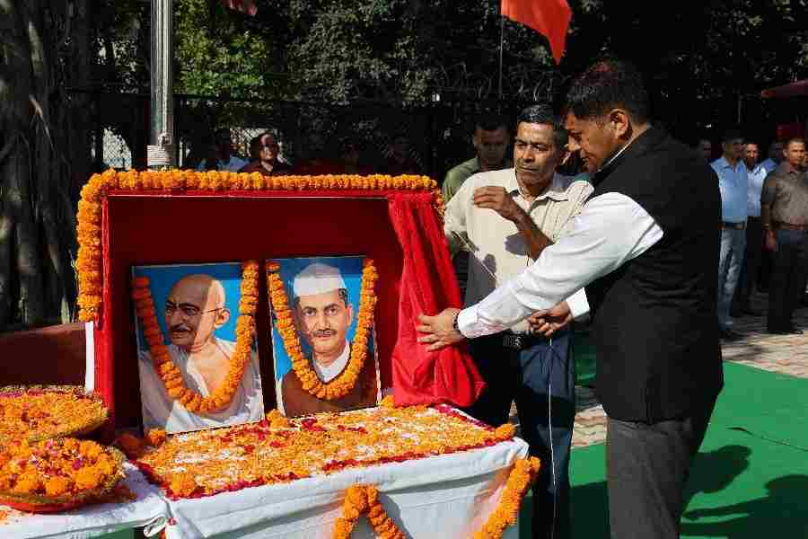 राष्ट्रपिता महात्मा गाँधी तथा पूर्व प्रधानमंत्री लाल बहादुर शास्त्री की जयंती के अवसर पर एसएसपी देहरादून ने उनके चित्रों पर माल्यार्पण कर दी श्रद्धांजलि