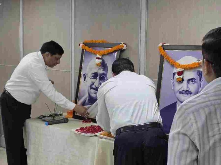 सत्य, अहिंसा और सादगी के आदर्शों को एमडीडीए ने किया नमन, गांधी और शास्त्री के जीवन मूल्यों को आत्मसात करने का संकल्प, अधिकारियों-कर्मचारियों ने अर्पित किए श्रद्धासुमन