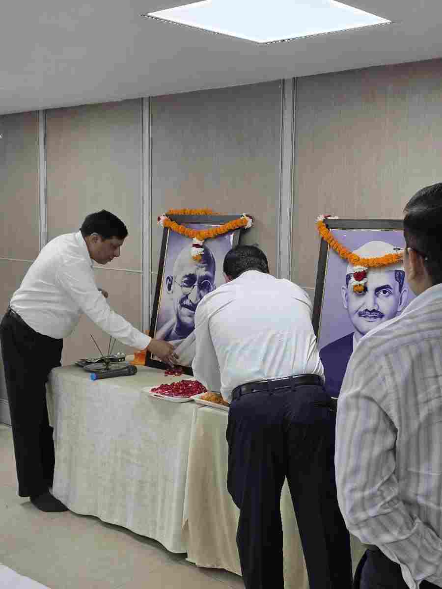 सत्य, अहिंसा और सादगी के आदर्शों को एमडीडीए ने किया नमन, गांधी और शास्त्री के जीवन मूल्यों को आत्मसात करने का संकल्प, अधिकारियों-कर्मचारियों ने अर्पित किए श्रद्धासुमन