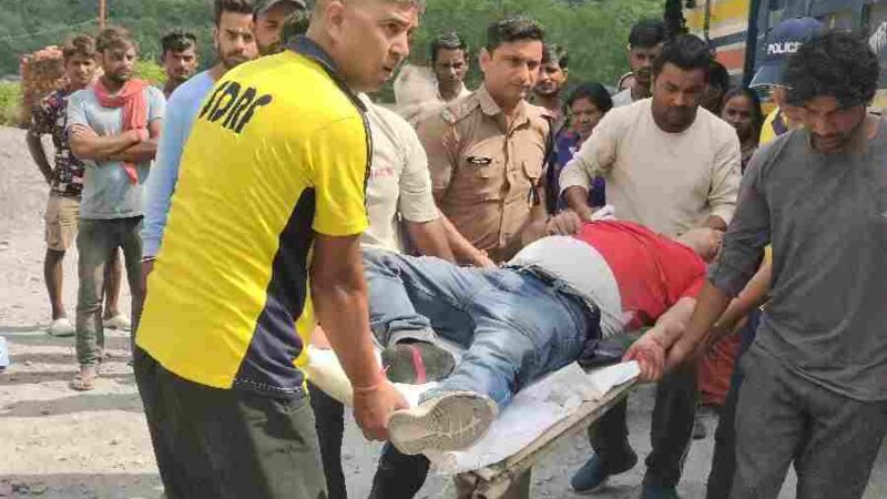 सहस्त्रधारा में सड़क से 50 मीटर नीचे खाई में गिरी कार, SDRF ने रेस्क्यू कर तीन घायलों को सुरक्षित निकाला