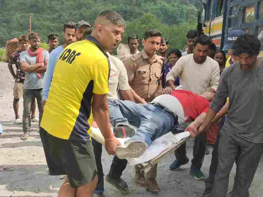 सहस्त्रधारा में सड़क से 50 मीटर नीचे खाई में गिरी कार, SDRF ने रेस्क्यू कर तीन घायलों को सुरक्षित निकाला