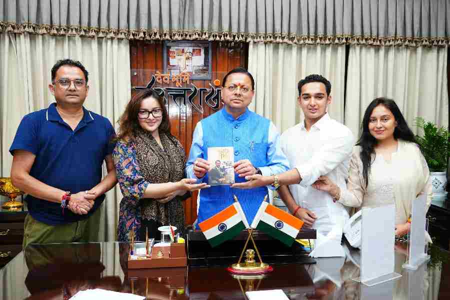 मुख्यमंत्री धामी ने ‘Maverick Jaspal: The Man Who Changed Indian Shooting’ पुस्तक का किया विमोचन